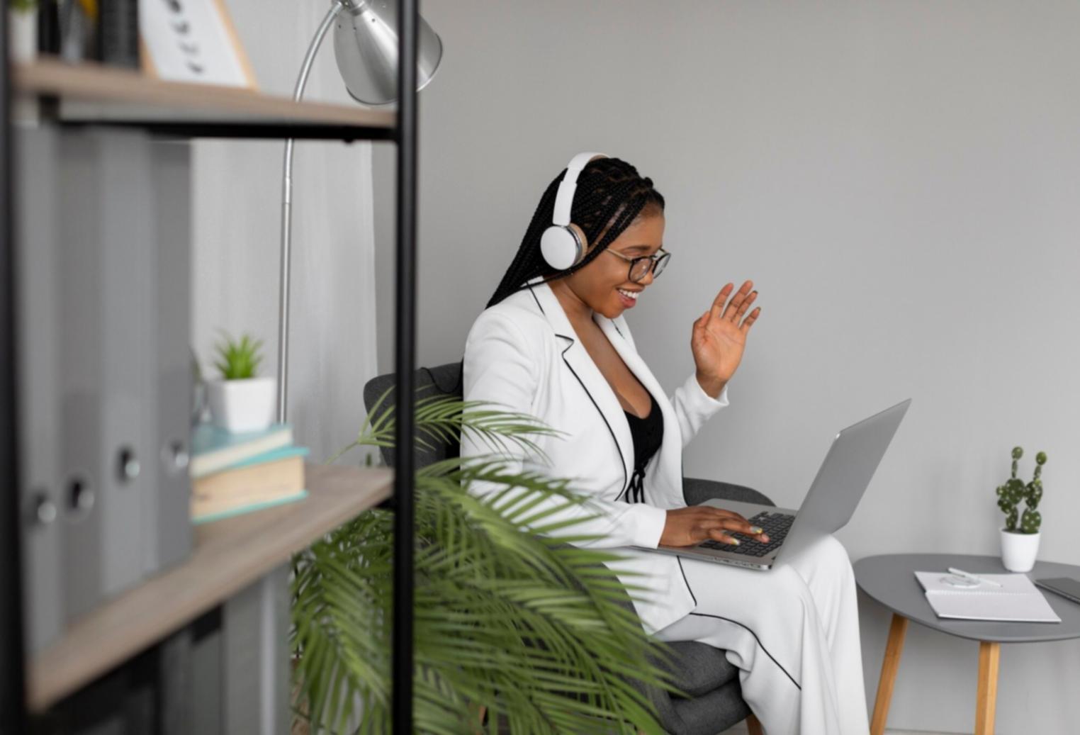 Finanzanalyst bei der Arbeit mit Marktdaten